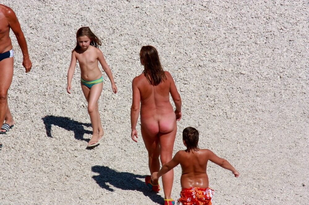 Naturism photo gallery # 8 - Blending in with the crowd of nudists