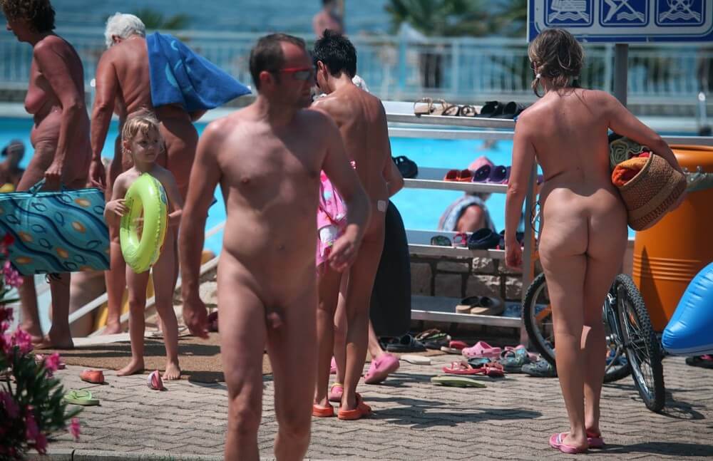 Daytime Nudists Chill Out photos - Nudism helps overcome insecurities