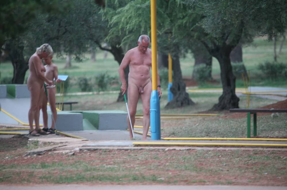 Mini-Golf Nude Participants pics - Social Nudism Around the World