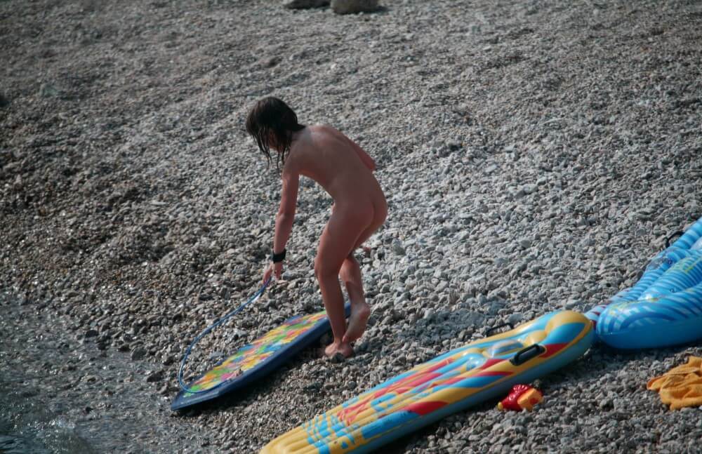 Naturist Surf Board Glides pics - Living freely and naturally is the dream of naturists