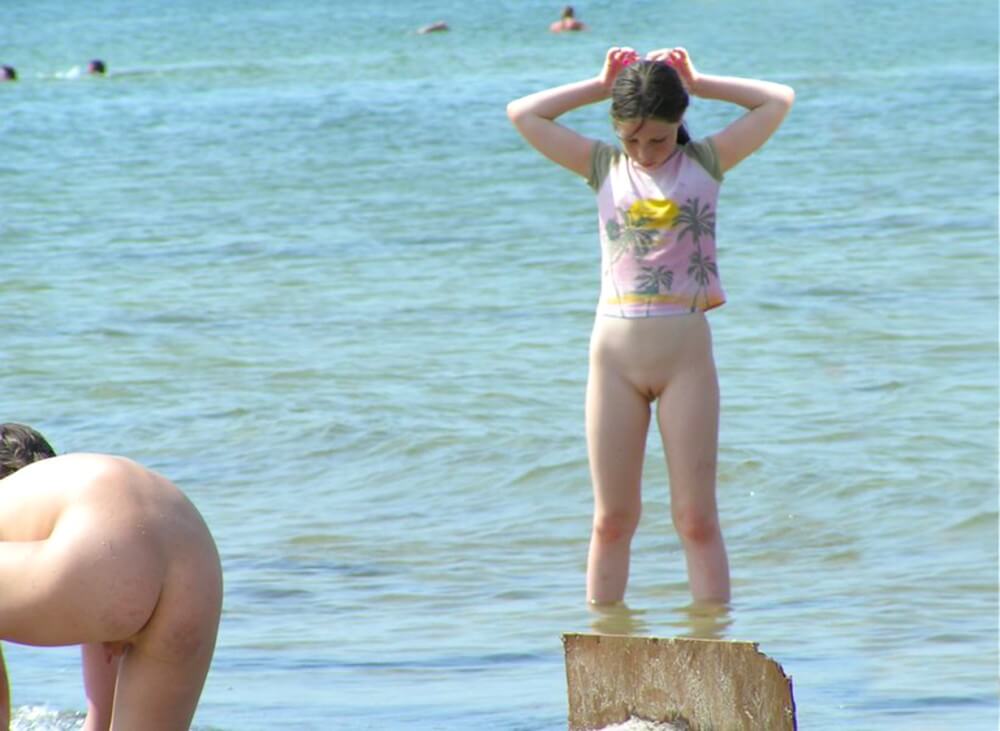 Crazy dirty girls - Promoting nudism to the masses