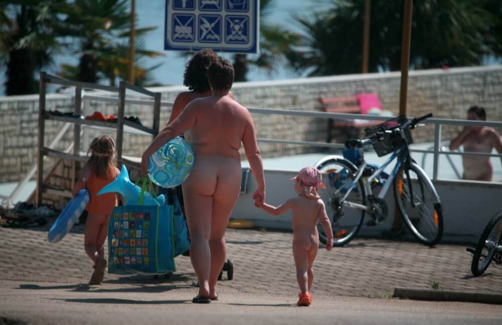 Pool Outskirt Nude Guests pics - Naturists live easily and freely