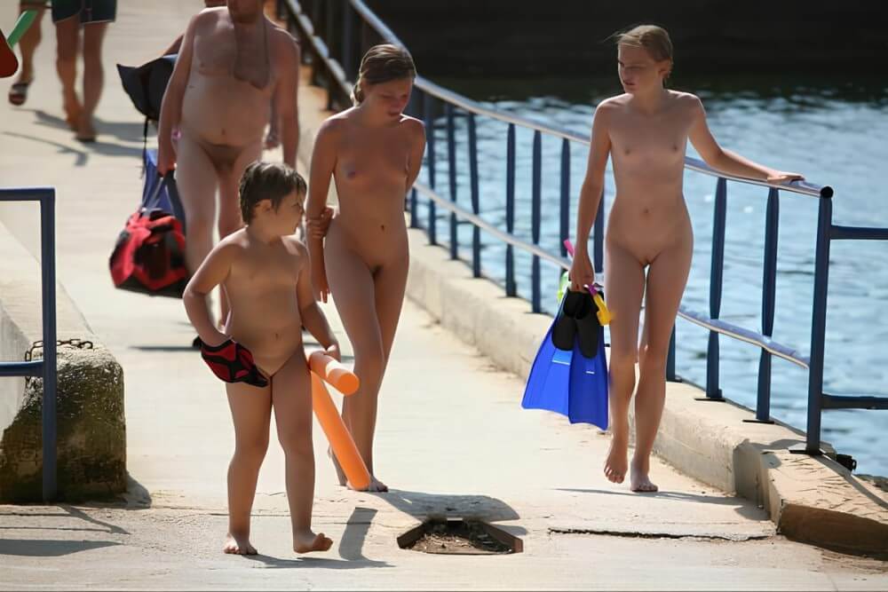 Naturism photo gallery # 11 - Activities conducted in a state of complete nudity