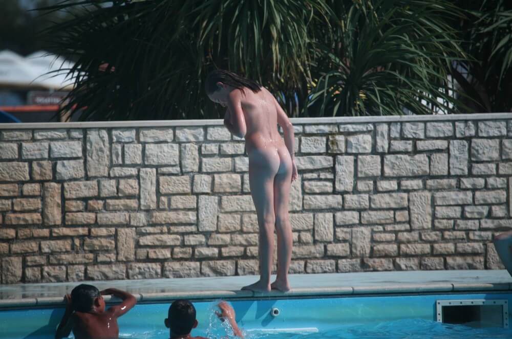 Naturist Pool-Side Singles pics - Minimizing clothing or nudism