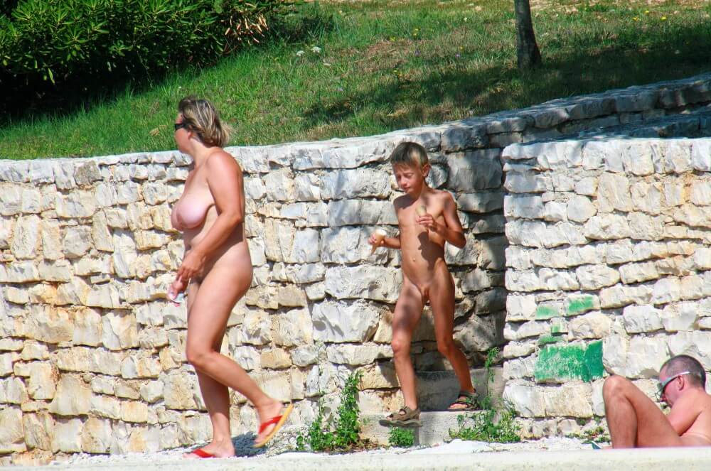 Ula FKK Wall-Side Families pics - Those wishing to register as nudists