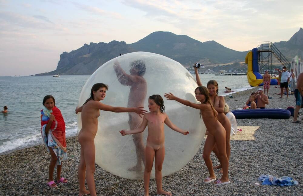 Pics Walk on the Beach Balloon - Naturism and nudism are a path to spiritual peace