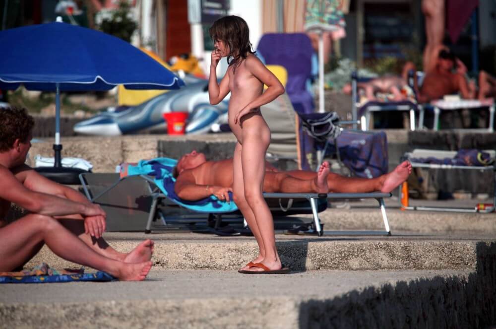 Girl Walk to Nudist Shower pics - Unlimited freedom is the guiding principle of nudism and naturism