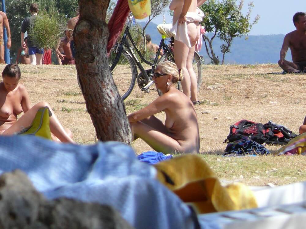 Ula FKK Shore Perspective pics - Overcoming insecurities is one of the goals of practicing nudism and naturism