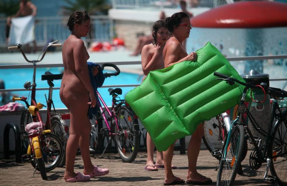 Outdoor Pool Sideliners pics - Naturists respect each other and those around them