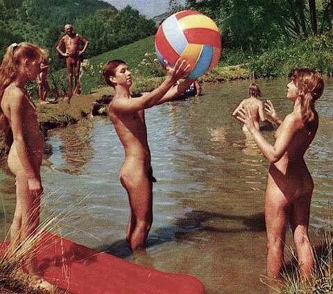 Vintage nudism photos - In this nudist movement, voluntariness and comfort are important