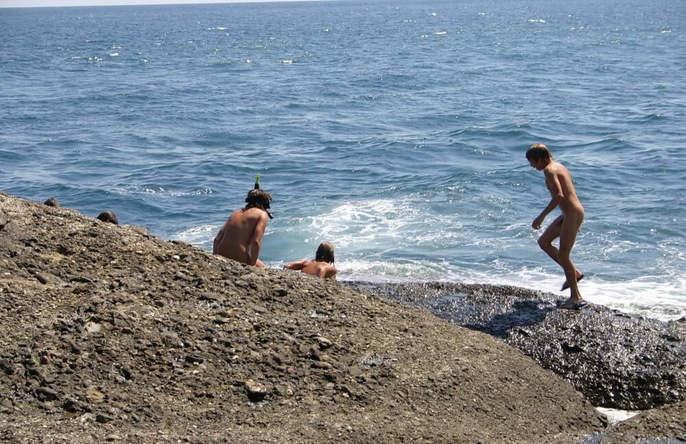 Leaning Against Hit Rocks pics - Ethical principles and rules of conduct in nudist communities