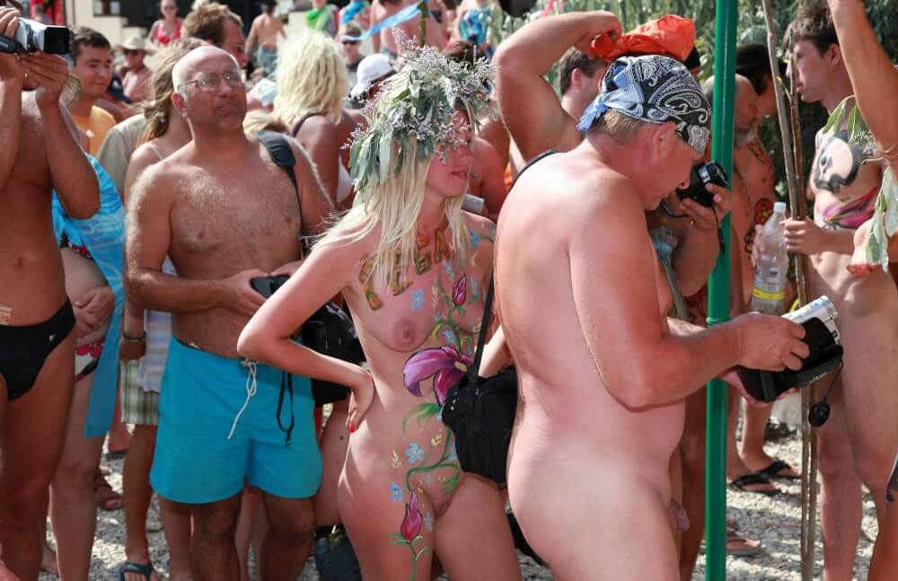 Neptune Painting Couple pics - Private nudist club