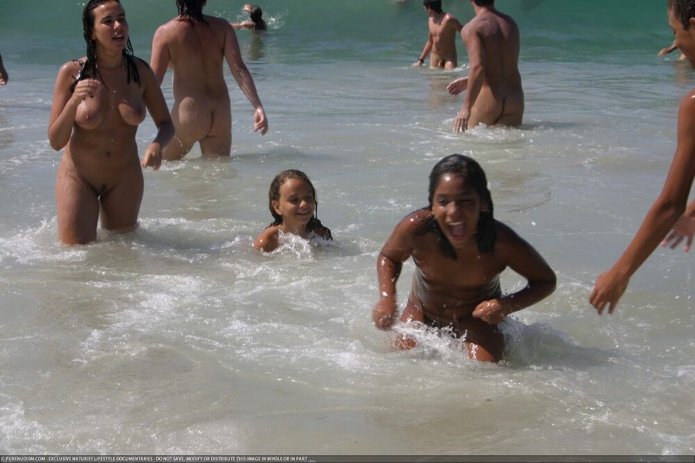 Brazil naturism photo set 4 - Nature provides inspiration and energy for the practice of naturism and nudism