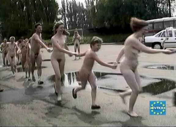 Helios Natura: Tutti-Frutti Nudie - Eurovid FKK - Getting rid of swimsuits